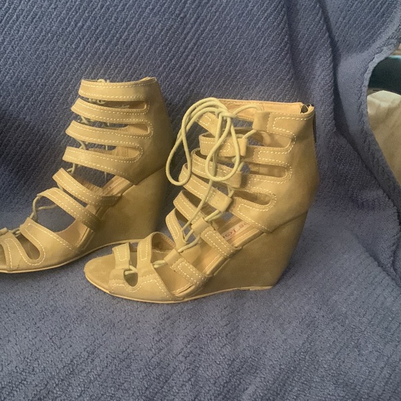 2lipsToo - Picture 2 of 5